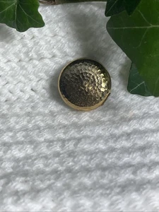 Broche botón vintage K&M.D martillado dorado - Imagen 1 de 5