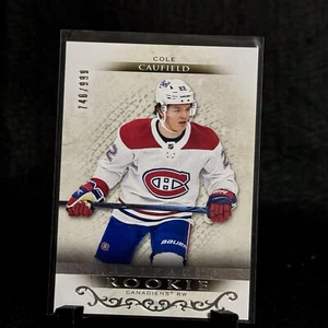Artefactos de cubierta superior 2021-22 novatos Cole Caufield/999 Montreal Canadiens radiocontrol - Imagen 1 de 2