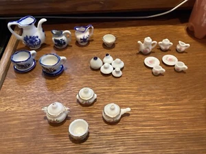 VINTAGE KONVOLUT PUPPENHAUS GESCHIRR TEEKANNEN ZUCKER SAHNEKÄNNCHEN TASSEN DECKEL ETC. - Bild 1 von 5