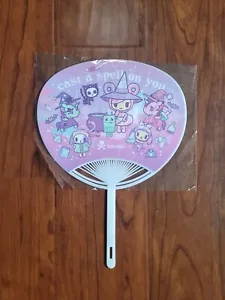 NUOVO - SDCC 2024 TOKIDOKI Esclusivo ventilatore promozionale a mano LANCIA UN INCANTESIMO SU DI TE - Foto 1 di 2
