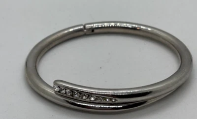 Brazalete Brazalete Estrás para Capas Bisagras Tono Plata  Foto 1 de 4