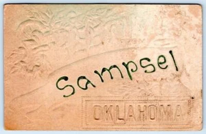 1909 SALUDOS DE SAMPSEL OKLAHOMA POSTAL ANTIGUA EN RELIEVE - Imagen 1 de 2