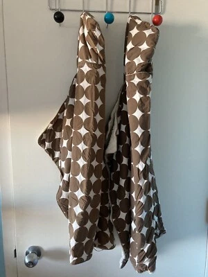 Juego de dos toallas con capucha para bebé Dwell Studio marrón blanco lunares algodón Foto 1 de 3