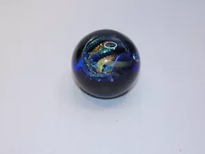 Kunstglas Briefbeschwerer, blau mit bunten funkelnden Wirbeln, Künstler signiert - Bild 1 von 4