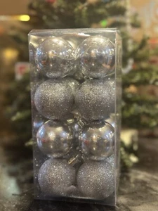 1 Packung 16 kt Feiertag Weihnachtskugel Kunststoff Ornamente 2" Silber & Silber Glitzer - Bild 1 von 2