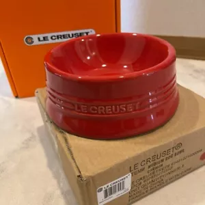 Le Creuset Pet Bowl M 500ml in Cherry Red Stain Resistant Microwave Safe New JP - Picture 1 of 5