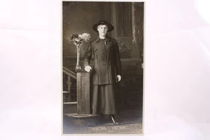 Aiko Studio RPPC Seattle WA Damen Blumen schwarz Reiseoutfit kurzer Rock - Bild 1 von 3