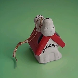 Vintage SNOOPY On Doghouse Peanuts Ceramic Christmas Ornament - Picture 1 of 10