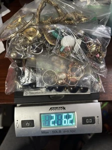 LOTE de joyas vintage/ahora de 2+ lb desgaste de cosecha, artesanía, reparación, reutilización - Imagen 1 de 11