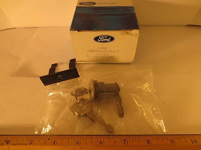 JUEGO DE CERRADURAS FORD 1981/1982 GRANADA CON LLAVES Y PIEZAS DE FIJACIÓN NOS ENVÍO GRATUITO Foto 1 de 2