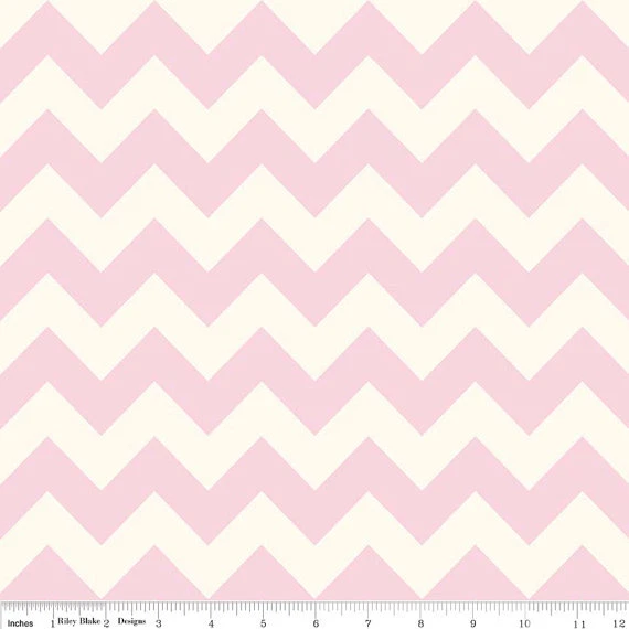 Estampado Chevron mediano Riley Blake en rosa bebé sobre crema - 1 yarda Foto 1 de 1