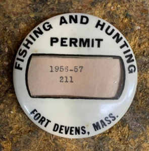 Botón Permiso Pesca y Caza. Fort Devens, Mass.  1956-57 2 3/16" de diámetro - Imagen 1 de 2