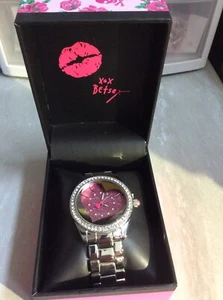 Reloj Betsey Johnson Gunmetal Cristal Estrás Redondo Esfera Plateada CORAZÓN NUEVO EN CAJA - Imagen 1 de 1