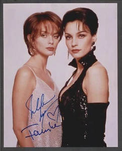 Famke Janssen & Izabella Scorupco - Foto firmada autógrafa color 8x10 - GoldenEy - Imagen 1 de 1