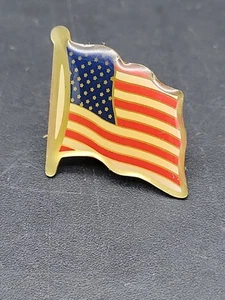 VINTAGE AMERIKANISCHE FLAGGE EMAILLE ANSTECKNADEL HUTNADEL USA USA Vereinigte Staaten KRAWATTENNADEL 3/4" #3 - Bild 1 von 3