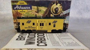Athearn HO Scale Chicago & North Western Bay Window Caboose CNW 11016T Kadee - Picture 1 of 7