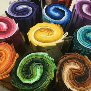 Hoffman 1895 Watercolor Fat Quarter Bundles, 12 FQ, Hand Dyed Cotton, 12 Colors - Picture 1 of 13