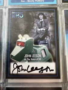 TARJETA AUTÓGRAFA COMERCIAL DOCTOR WHO SERIE 2 AU9 JOHN LEESON VOICE K9 ESTRICTAMENTE TINTA - Imagen 1 de 1