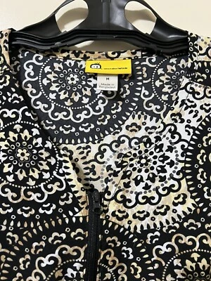 WonderWink Women’s Scrub Top Bla Print Short Sleeves Floral Size Medium - Image 1 of 4