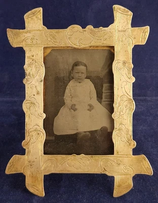 Antiguo marco decorativo Art Nouveau de latón con tipo de lata de bebé Foto 1 de 4