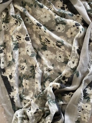 Шарф Infinity Collection Eighteen черный, серый, белый с зелеными листьями - Изображение 1 из 4