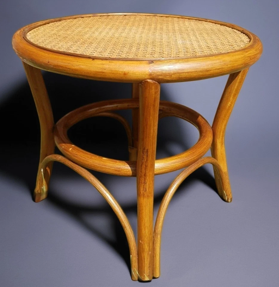 Mesa auxiliar redonda con caña de bambú curvada de la década de 1960 16"T 18"D soporte para plantas Tiki  Foto 1 de 4