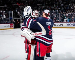 Foto de hockey de Connor Hellebuyck y Eric Comrie Victory Hug Winnipeg Jets 8x10 NHL - Imagen 1 de 1