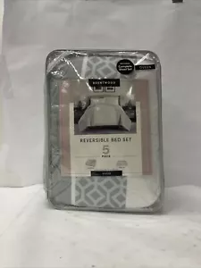 Brentwood 5-Piece Queen Reversible Comforter and Sheet Set WHITE & GRAY New Pack - Picture 1 of 2