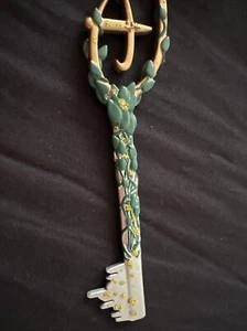 Rare Disney Store Leaf Ivy Vine Opening Ceremony Key 2017 Disney Key No Tags - Picture 1 of 6