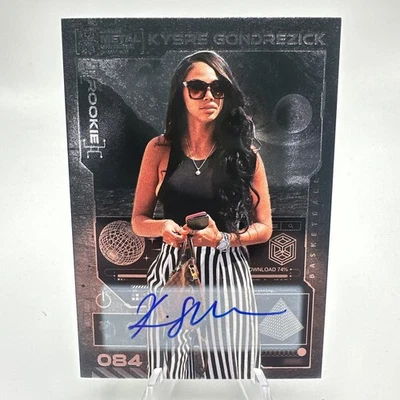 Skybox Metal Universe Champions 2023 Silver Auto Kysre Gondrezick #084 Rookie RC Foto 1 de 3