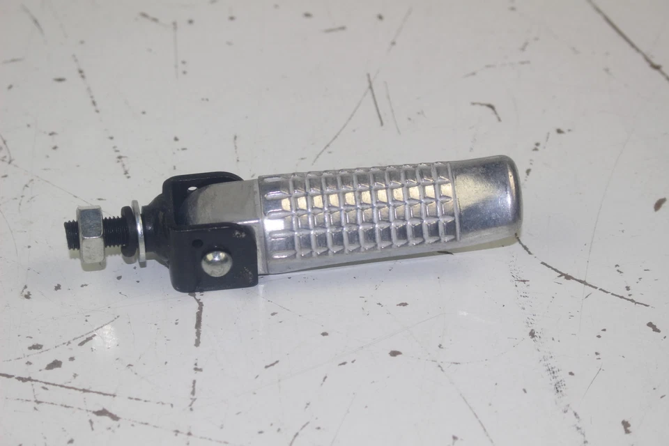 Clavija de pie de pasajero trasera izquierda United Motors SMF200 DSF200 DTF200 211-0006A Foto 1 de 1