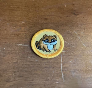 Vintage Junior Girl Scout Badge Wildlife Yellow Border 1980-2000 - Picture 1 of 2