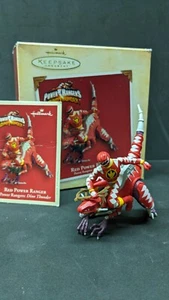 *FEHLERHAFT* Red Power Ranger Dino Thunder 2004 Markenzeichen Schutzornament - Bild 1 von 9