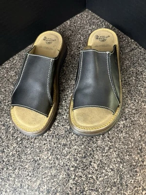 Sandalia Doc Dr. Martens Punta Abierta Cuero Mula Unisex W7/M5 Negra (8A52 CK D 12) Foto 1 de 4