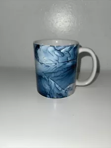 Taza de café pintura abstracta de agua que fluye azul profundo y oscuro Society 6 - Imagen 1 de 5