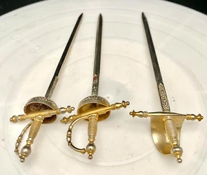 TRES ESPADAS ESPAÑOLAS TOLEDO DAMASCENAS ORO ABRECARTAS 7" MARCADAS c1960 en muy buena condición - Imagen 1 de 9