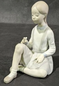 Estatuilla de niña Lladro - niña con flor - Imagen 1 de 5
