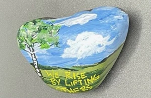 HAND PAINTED RIVER STONE ART " Nature w Saying" by Yellow Paw Collectible Rocks - Imagen 1 de 3