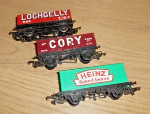 HORNBY / TRIANG 3 x OO GAUGE 4 WHEEL GOODS WAGONS-UNBOXED - Picture 1 of 1