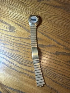 OROLOGIO AL QUARZO MICROMA LCD DIGITAL VINTAGE tono oro per PARTI VECCHIO Blade Runner - Foto 1 di 11