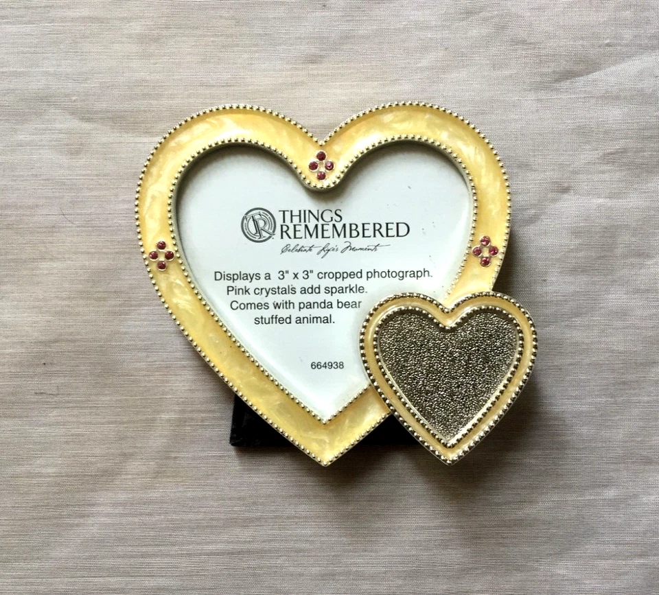 MARCO DE FOTOS COSAS RECORDADAS EN FORMA DE CORAZÓN ESMALTE ROSA CRISTALES JOYA 3"x3" Foto 1 de 2