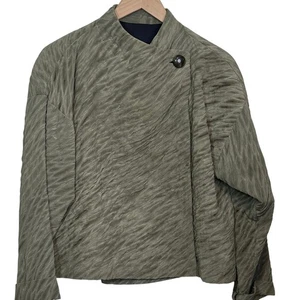 Giacca plissettata asimmetrica in seta dipinta a mano Kiss of the Wolf Art to Wear   - Foto 1 di 9