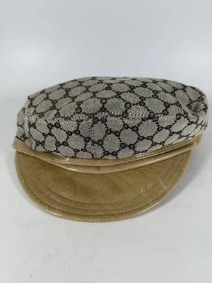 Gorra plana con monograma de cuero beige Kokin New York The Packables Foto 1 de 4