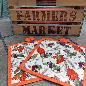 TOPFLAPPEN HEISSPAD SET - HANDARBEIT GESTEPPT HERBST HERBST (2) MIT AUFHÄNGESCHLAUFEN - Bild 1 von 3