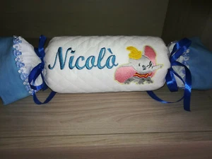 CUSCINO CARAMELLA CON NOME PERSONALIZZATO BIMBO BIMBA NEONATO PARACOLPI CULLA - Foto 1 di 8