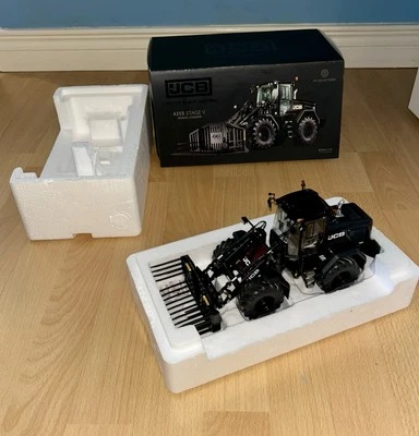 AT COLLECTIONS 1:32 JCB 435S AGRI BLACK WHEELED LOADALL WITH FOLDING BUCK RAKE - Image 1 of 3