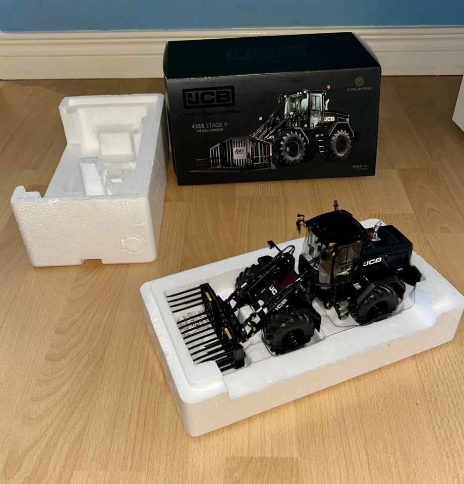 AT COLLECTIONS 1:32 JCB 435S AGRI BLACK WHEELED LOADALL WITH FOLDING BUCK RAKE - Image 1 of 3