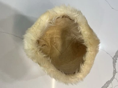 Sombrero de invierno suave vintage italiano teñido en crema de piel de cordero Foto 1 de 4