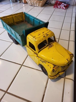 Vintage STRUCTO Pressed Steel Truck.  Large Yellow And Green. - Image 1 of 4
