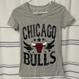 Camiseta para mujer Chicago Bulls manga corta talla de lujo talla pequeña camiseta gris camiseta NBA - Imagen 1 de 3